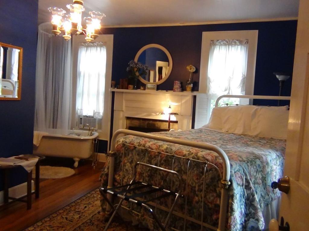 Buffalo Tavern Bed And Breakfast West Jefferson Habitación foto