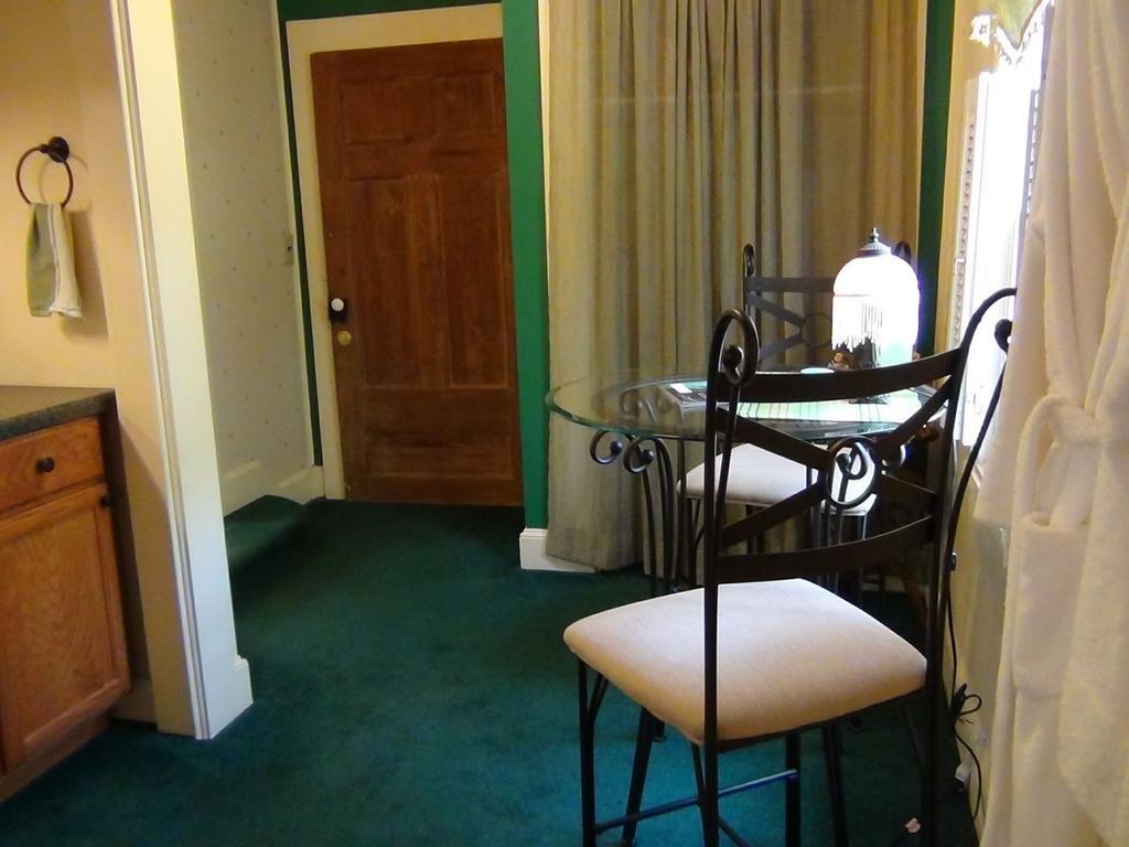 Buffalo Tavern Bed And Breakfast West Jefferson Habitación foto