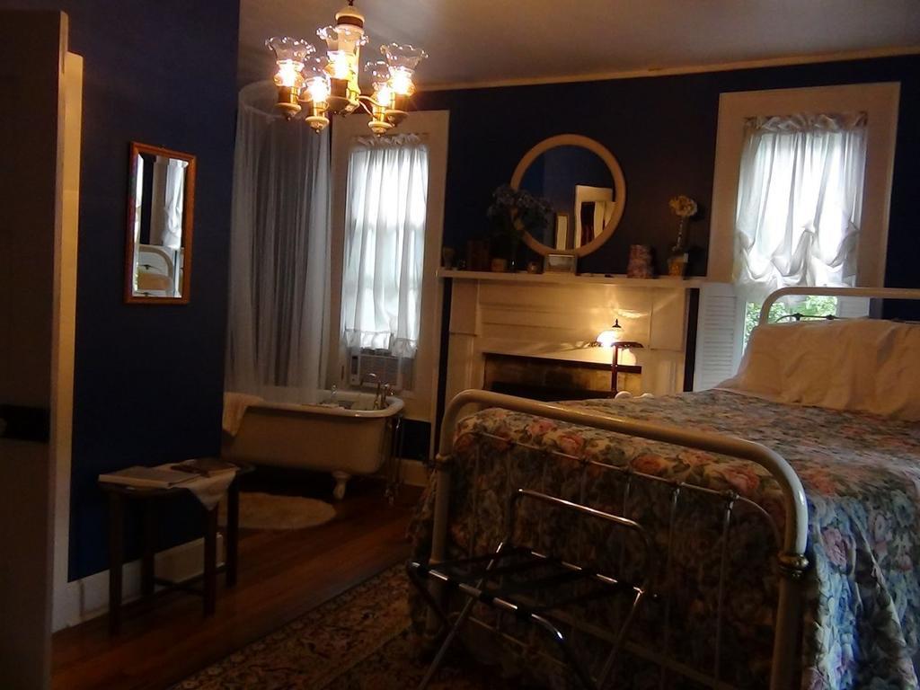 Buffalo Tavern Bed And Breakfast West Jefferson Habitación foto